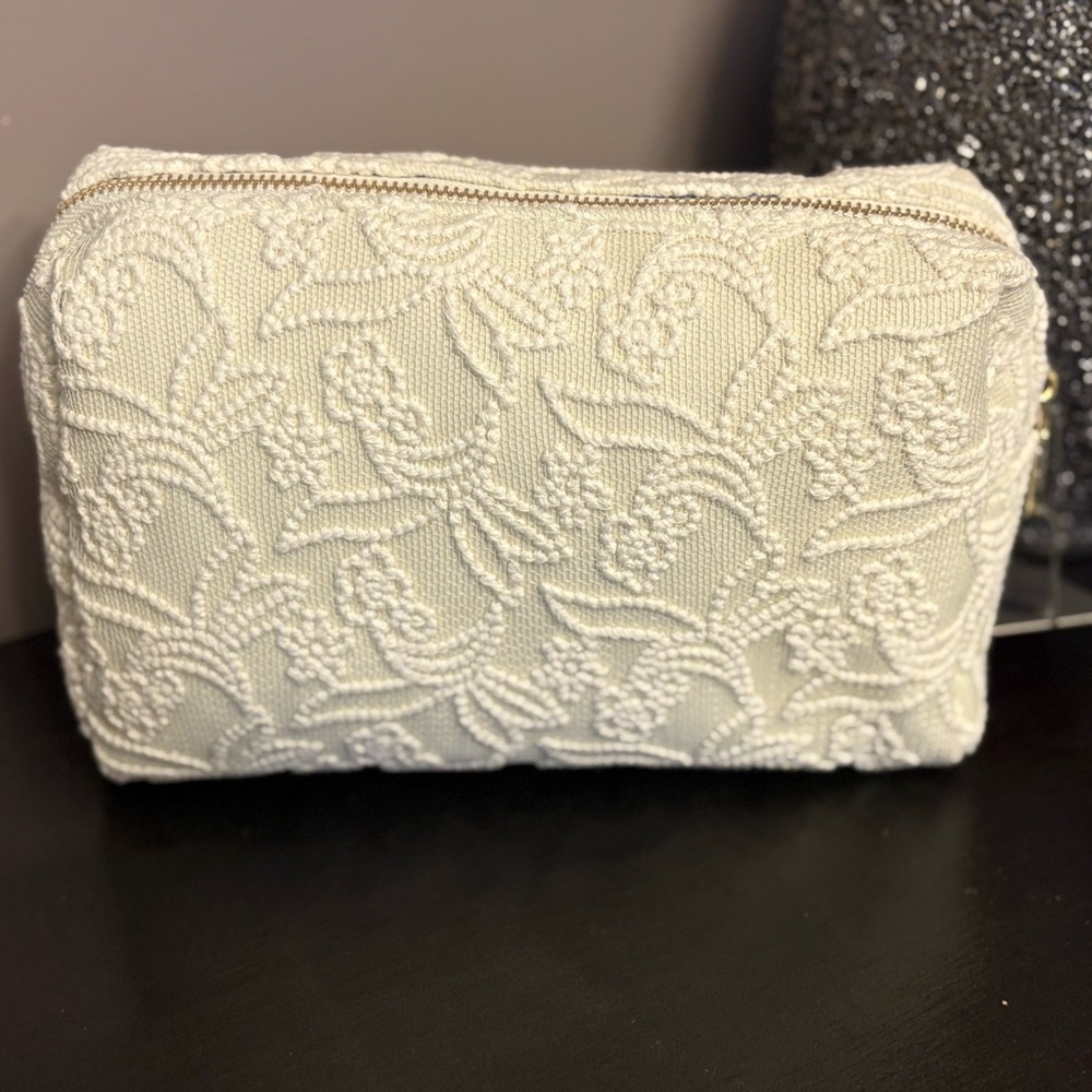 NWT Vince Camuto Creme Textured Women's Bag - Picture 2 of 2